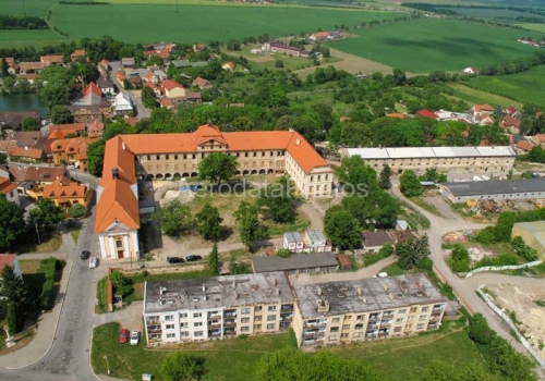 2_Bustehradsky-zamek-2012-letecky-pohled