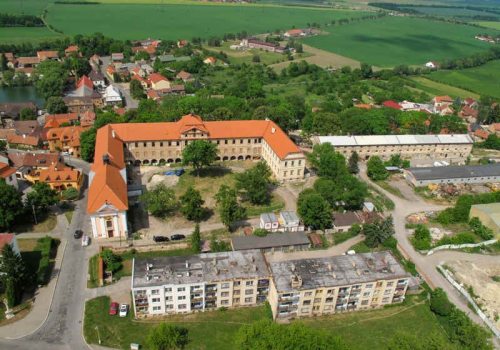 Bustehradsky-zamek-2012-letecky-pohled