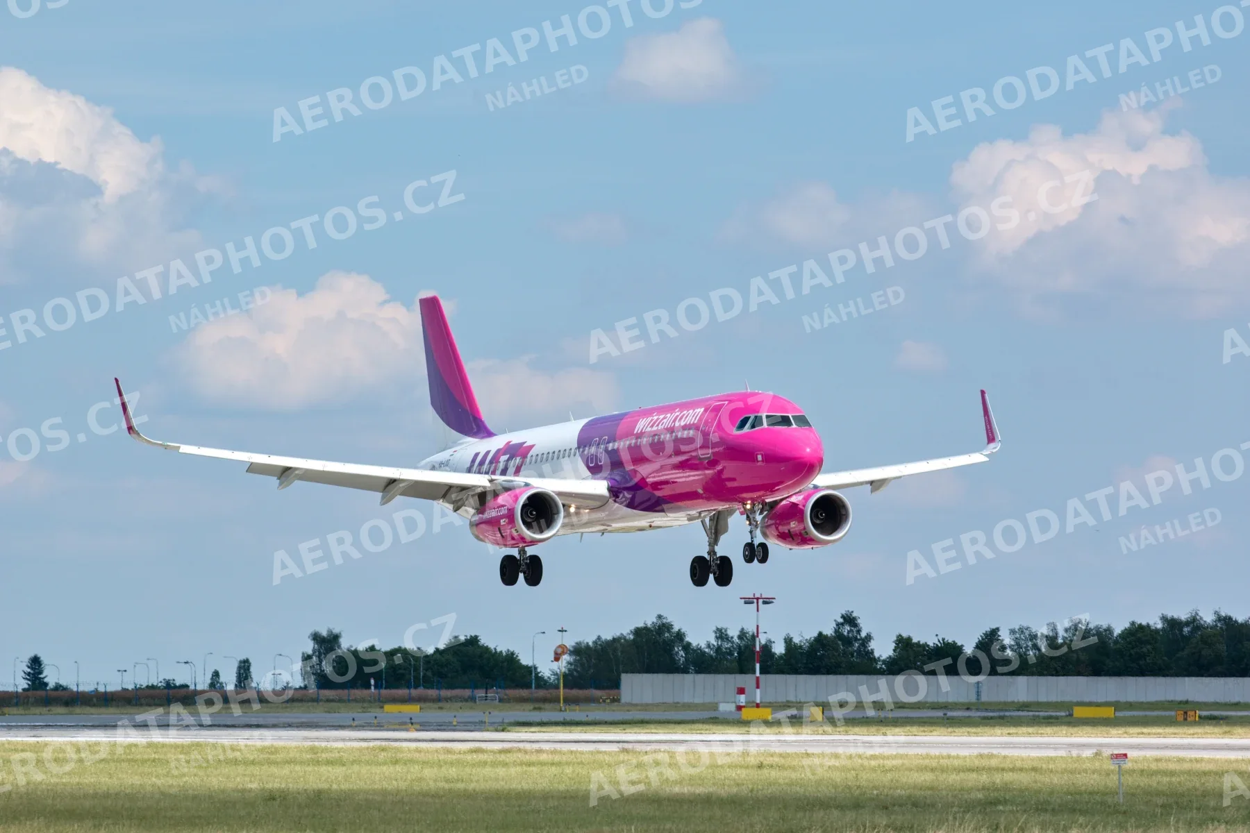Airbus A320 Wizz Air přistání Praha-Ruzyně HA-LYQ