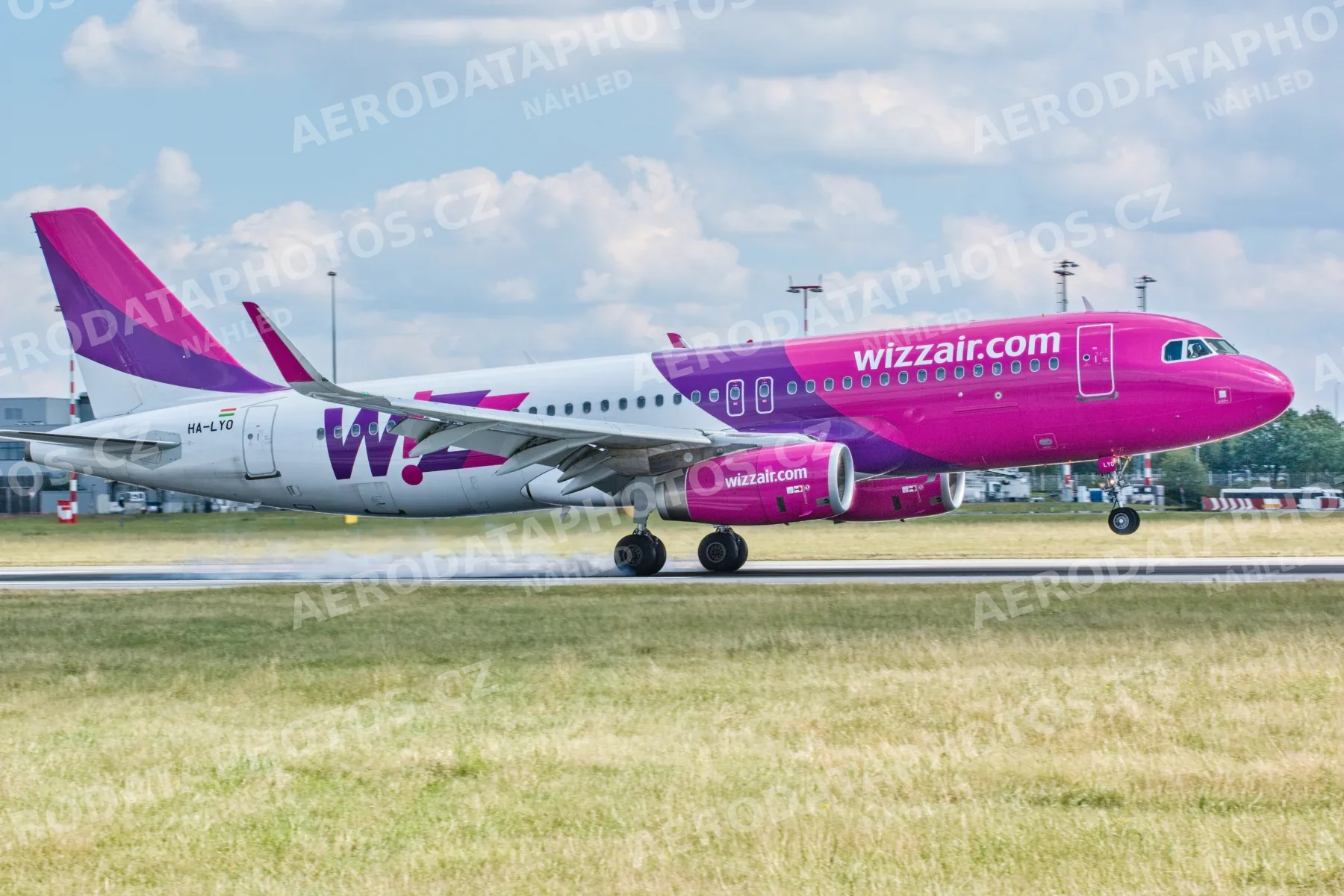 Airbus A320 Wizz Air přistání Praha-Ruzyně HA-LYQ