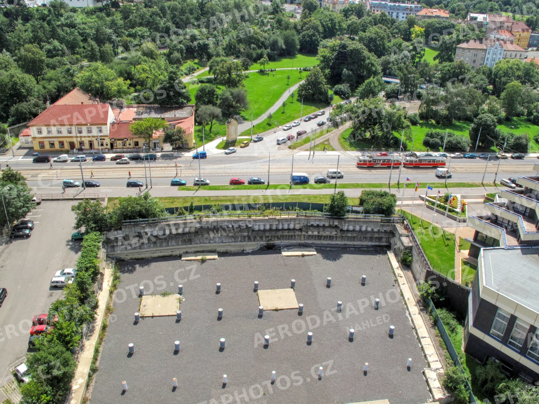 Bělohorská ulice Břevnov Praha 6 – pohled od hotelu Pyramida 2009