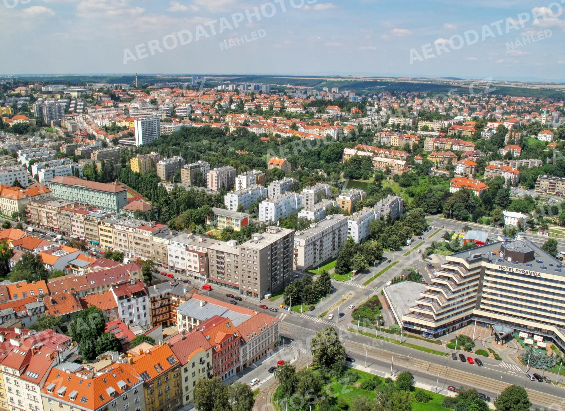 Bělohorská ulice Břevnov Praha 6 – pohled od hotelu Pyramida 2009