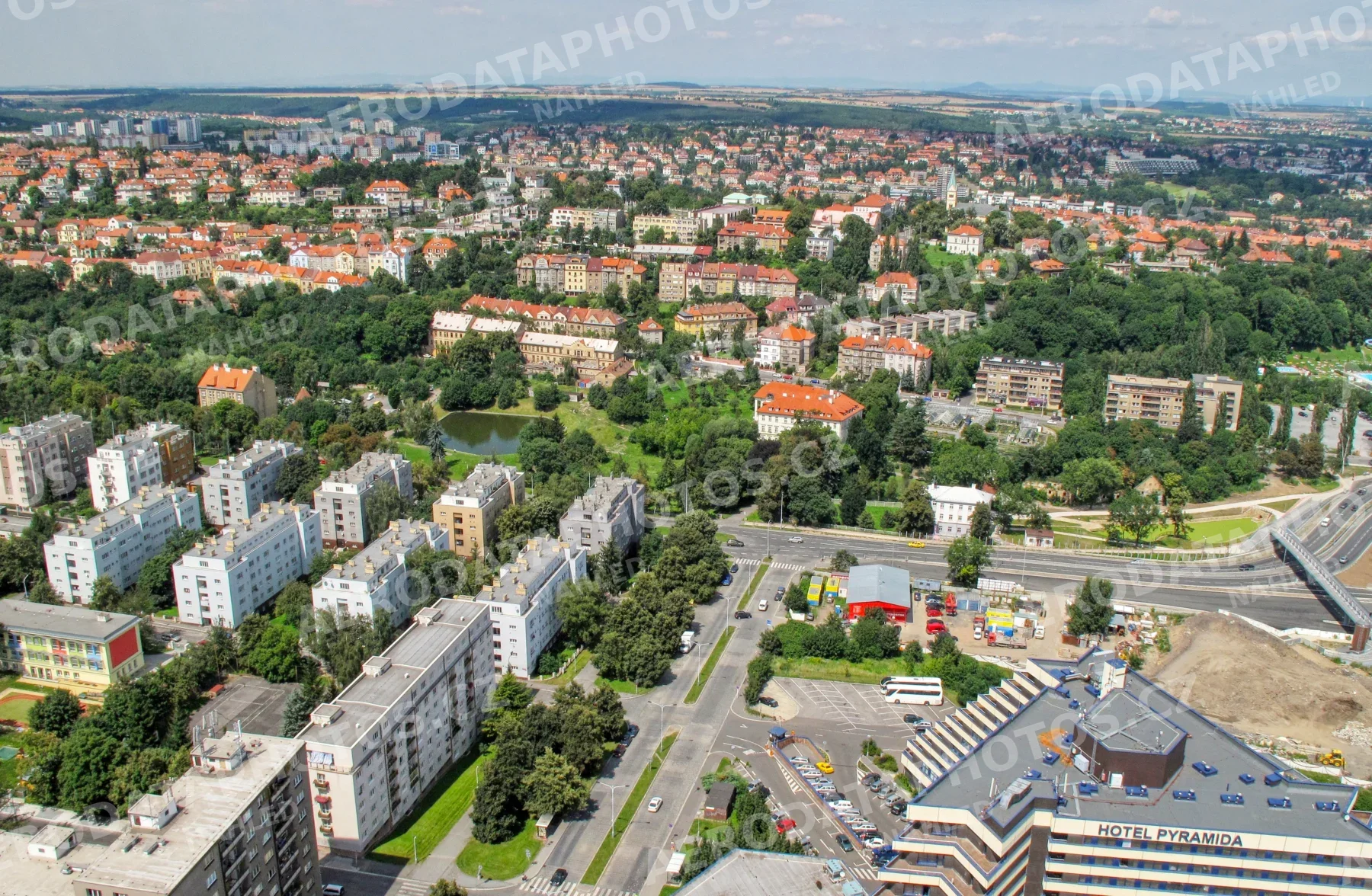 Bělohorská ulice Břevnov Praha 6 – pohled od hotelu Pyramida 2009